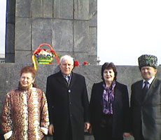 Коммунисты возложили цветы к подножию памятника Владимиру Ленину