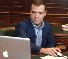Дмитрий Медведев за ноутбуком