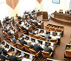 Единороссы зарубили поправку депутатов-коммунистов об увеличении зарплат бюджетникам на 10%